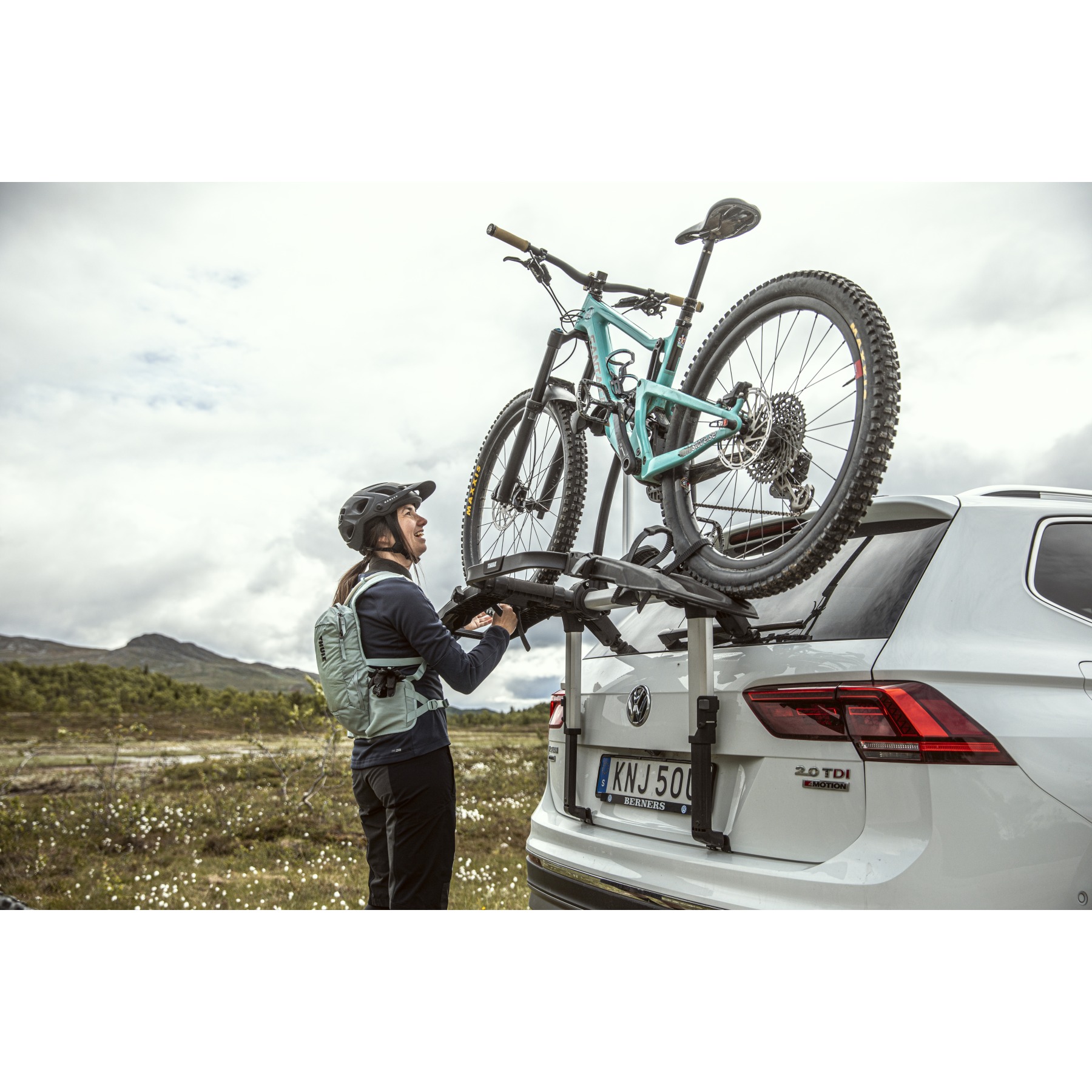 thule outway platform 2 boot bike rack for 2 bikes 7 975046.jpg